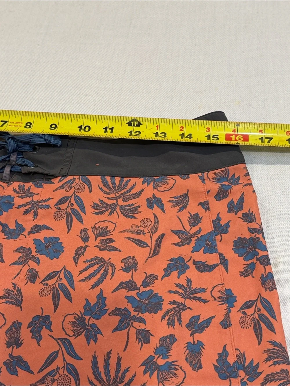 1108100 Men's Patagonia Board shorts SZ 30